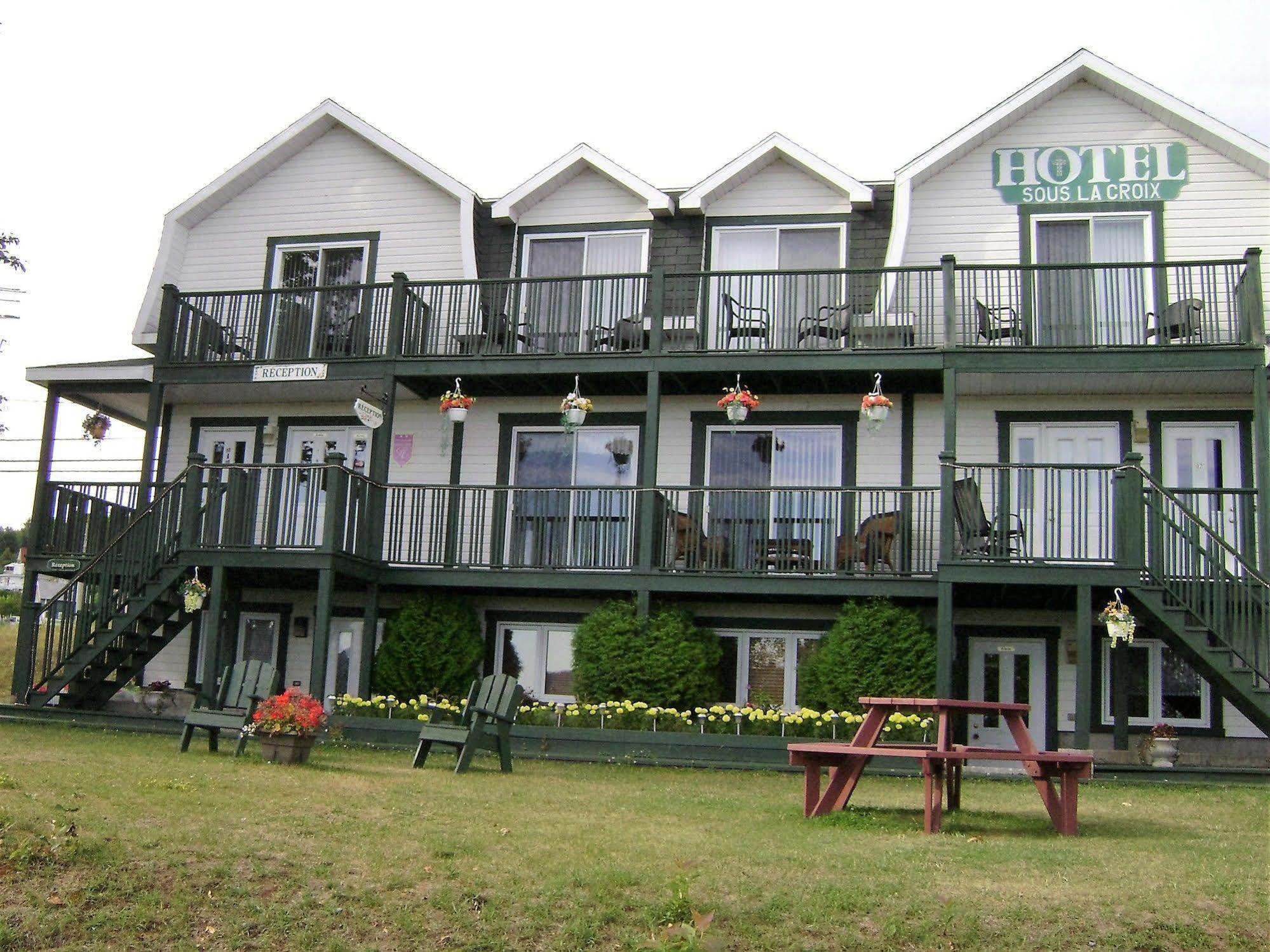 Hotel Sous La Croix 152725 Tadoussac Buitenkant foto